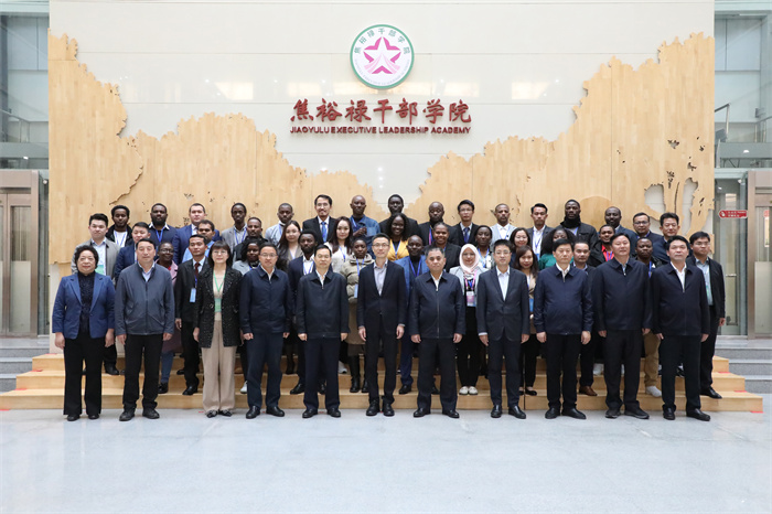 4.24中国政府审计奖学金项目留学生赴河南学习实践活动合影  蔡坤龙摄.jpg
