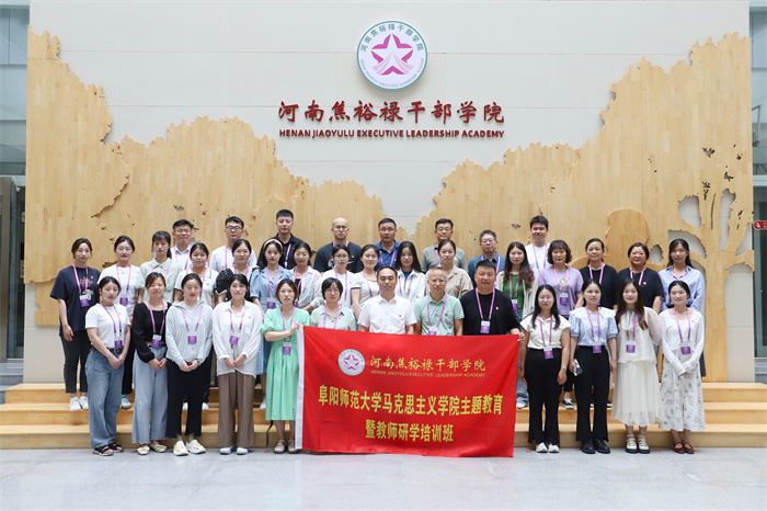 学院合影.jpg